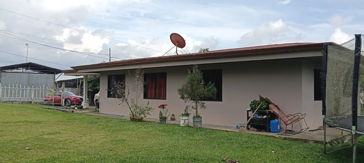 Breathtaking Mountain Views! Spacious Lot &amp; Cozy Home in San Vito 🏔️✨ - REMAX Jungle Properties | Pavones Golfito Real Estate