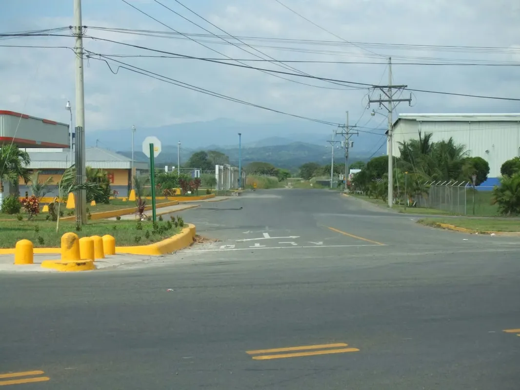 Excellent investment opportunity in a strategic location, just 270 meters from the busy road Barranca-Caldera, with direct access from an asphalt street.