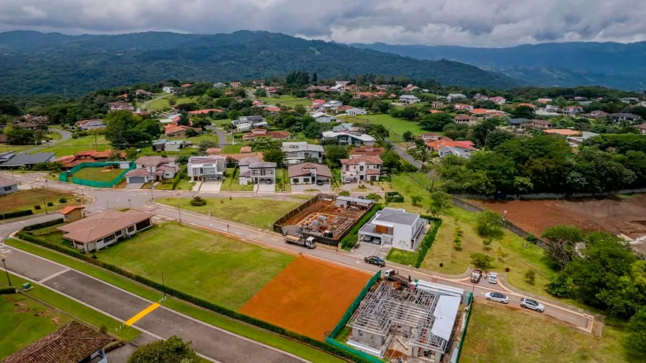 Discover an exceptional opportunity to build your dream home in Hacienda Los Reyes, within the prestigious Condominio Los Llanos. This 601 m² lot offers the perfect canvas to ...