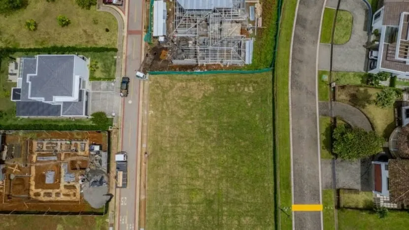 Discover an exceptional opportunity to build your dream home in Hacienda Los Reyes, within the prestigious Condominio Los Llanos. This 601 m² lot offers the perfect canvas to ..., photo 2
