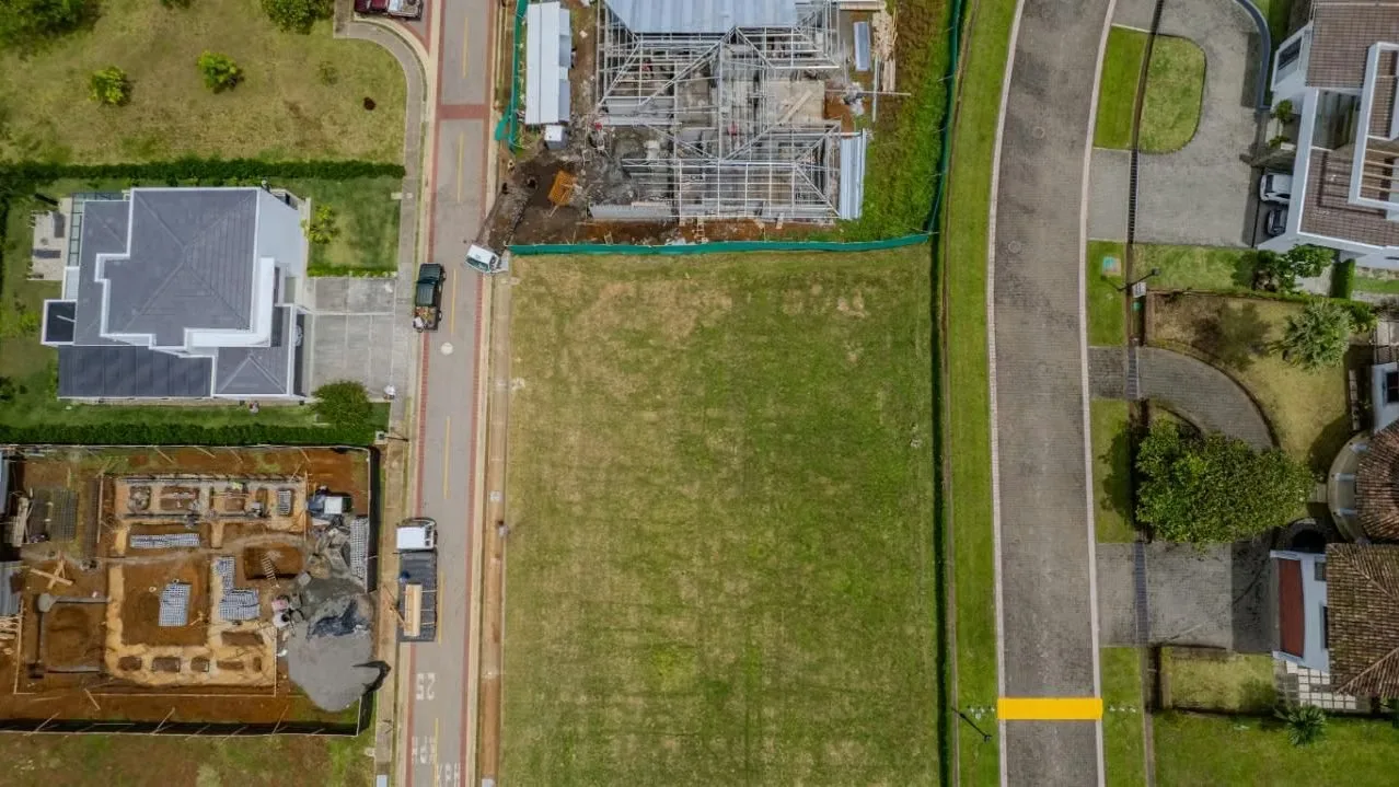 Discover an exceptional opportunity to build your dream home in Hacienda Los Reyes, within the prestigious Condominio Los Llanos. This 601 m² lot offers the perfect canvas to ..., photo 5