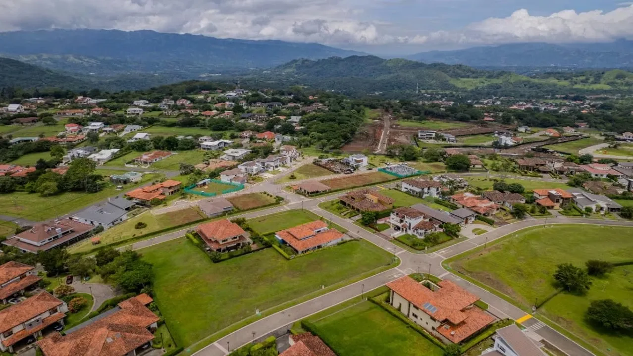 Discover an exceptional opportunity to build your dream home in Hacienda Los Reyes, within the prestigious Condominio Los Llanos. This 601 m² lot offers the perfect canvas to ..., photo 6