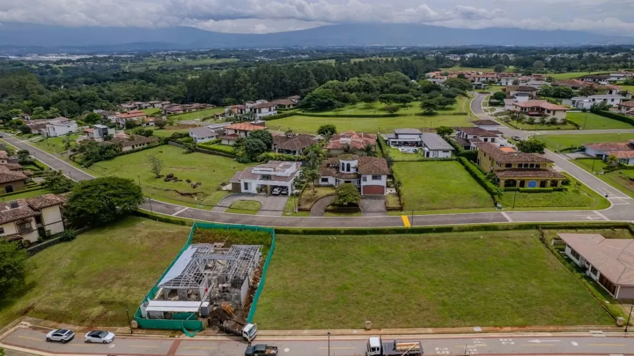 Discover an exceptional opportunity to build your dream home in Hacienda Los Reyes, within the prestigious Condominio Los Llanos. This 601 m² lot offers the perfect canvas to ..., photo 7