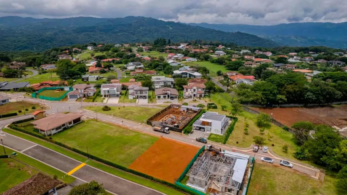 Discover an exceptional opportunity to build your dream home in Hacienda Los Reyes, within the prestigious Condominio Los Llanos. This 601 m² lot offers the perfect canvas to ..., photo 8