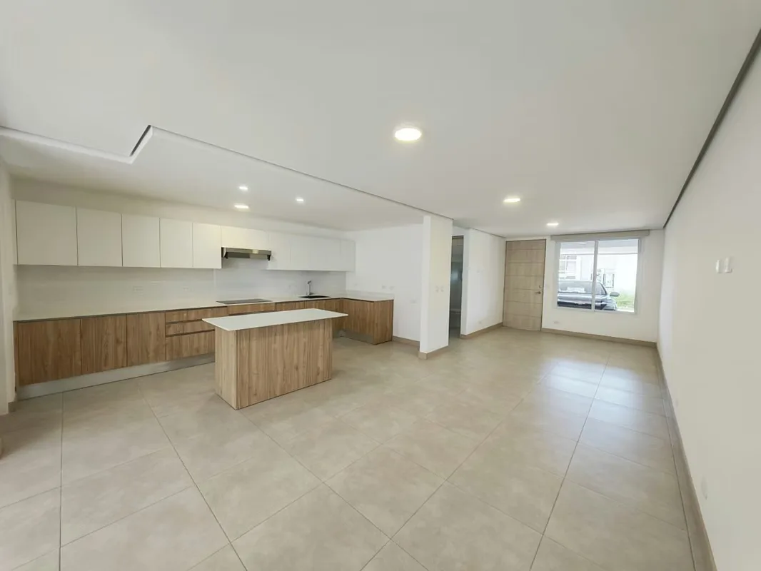 Hermosa casa ubicada en un condominio tranquilo y de excelente ubicación en San Antonio de Escazú.