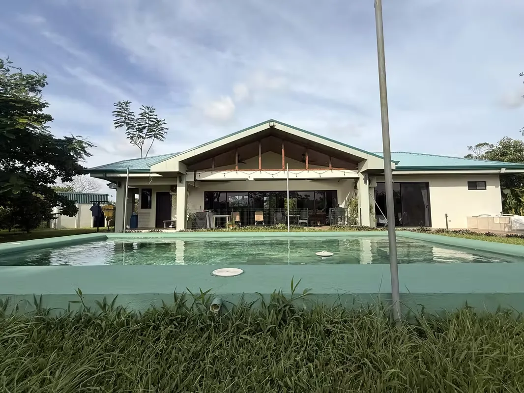 Casa de lujo construcción 2024 en San Josecito de Cutris, a 15 minutos de La Fortuna. 212m² construidos en 2,263m² de terreno completamente plano. 2 habitaciones, 2 baños, 2 ...