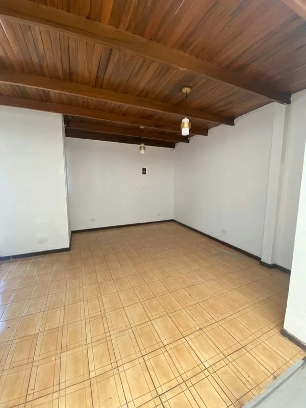 Cómoda casa de una planta, ideal para vivienda o uso comercial, excepto actividades relacionadas con comidas.