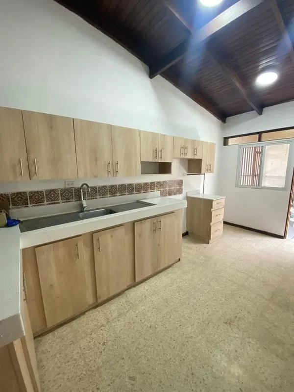 Cómoda casa de una planta, ideal para vivienda o uso comercial, excepto actividades relacionadas con comidas., photo 2