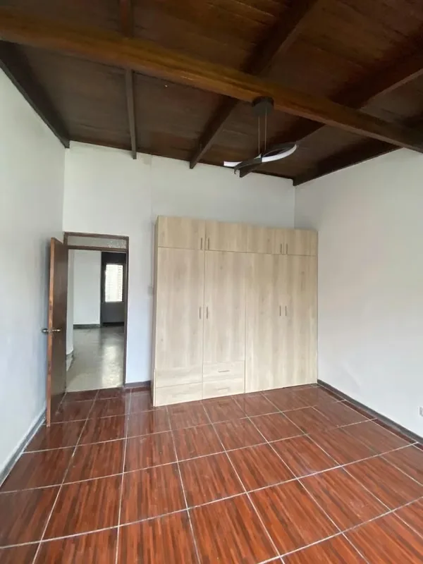 Cómoda casa de una planta, ideal para vivienda o uso comercial, excepto actividades relacionadas con comidas., photo 11