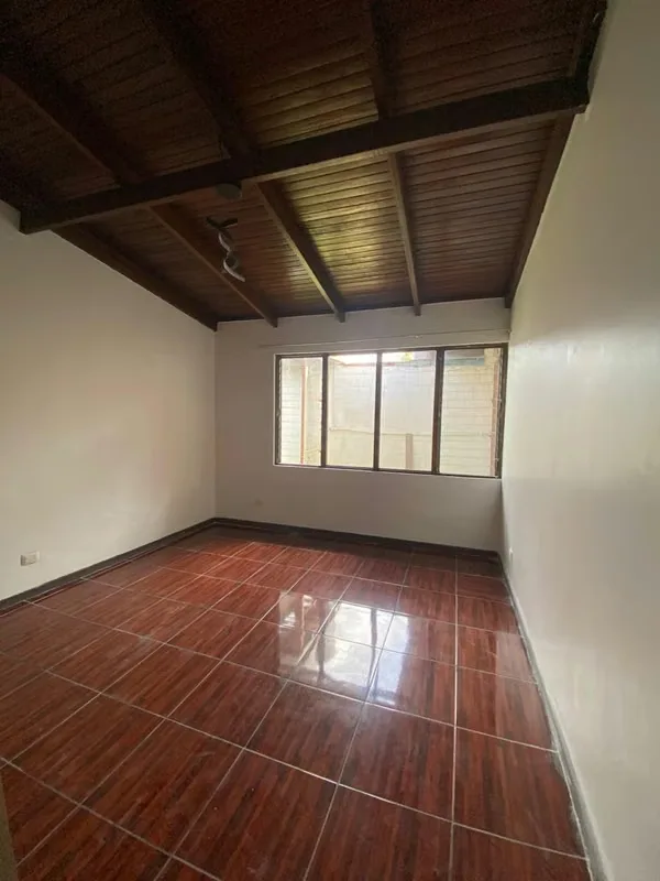 Cómoda casa de una planta, ideal para vivienda o uso comercial, excepto actividades relacionadas con comidas., photo 12