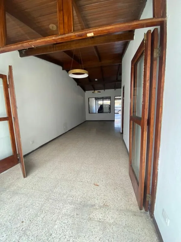 Cómoda casa de una planta, ideal para vivienda o uso comercial, excepto actividades relacionadas con comidas., photo 14