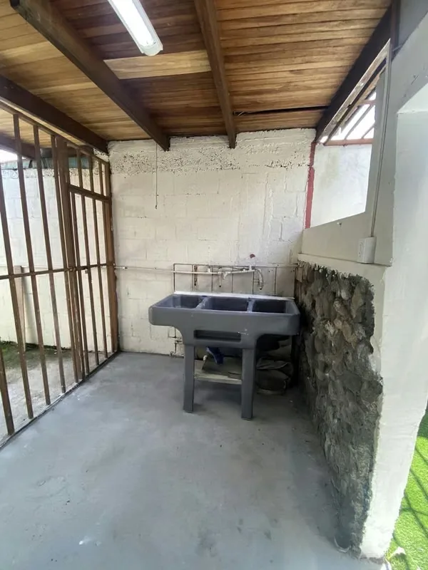 Cómoda casa de una planta, ideal para vivienda o uso comercial, excepto actividades relacionadas con comidas., photo 16