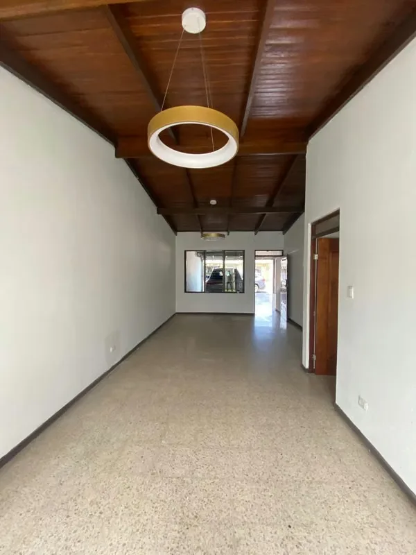 Cómoda casa de una planta, ideal para vivienda o uso comercial, excepto actividades relacionadas con comidas., photo 3