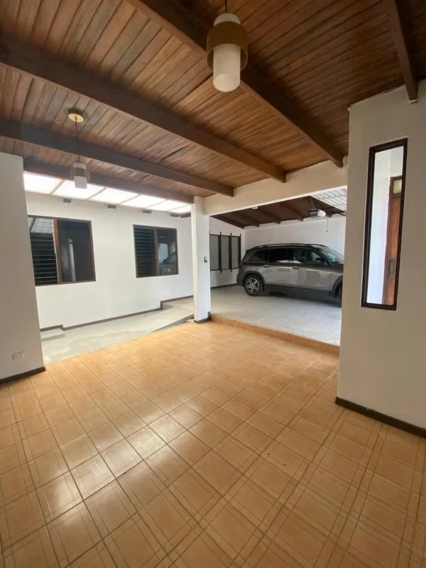 Cómoda casa de una planta, ideal para vivienda o uso comercial, excepto actividades relacionadas con comidas., photo 4