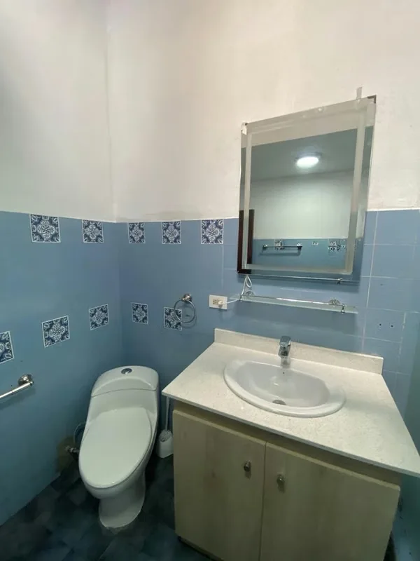 Cómoda casa de una planta, ideal para vivienda o uso comercial, excepto actividades relacionadas con comidas., photo 5