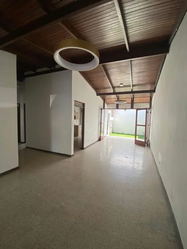 Cómoda casa de una planta, ideal para vivienda o uso comercial, excepto actividades relacionadas con comidas., photo 6