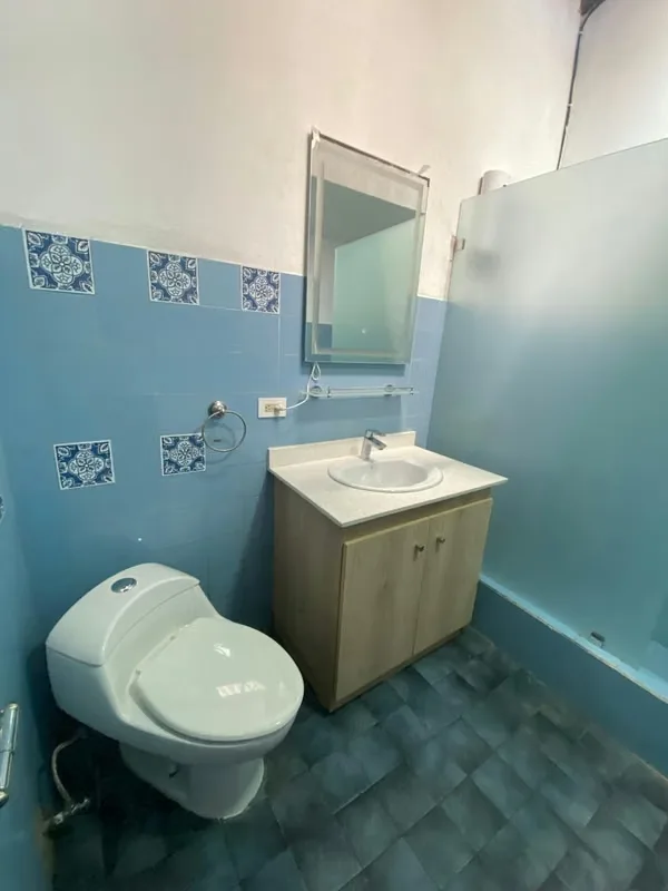 Cómoda casa de una planta, ideal para vivienda o uso comercial, excepto actividades relacionadas con comidas., photo 9