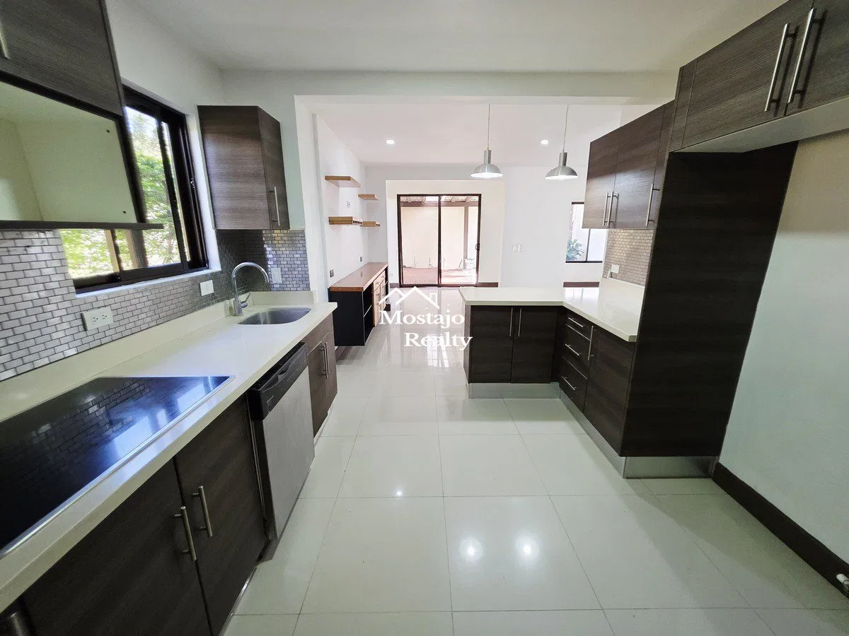 Alquiler de Casa esquinera, Condominio Parques del Sol, Santa Ana