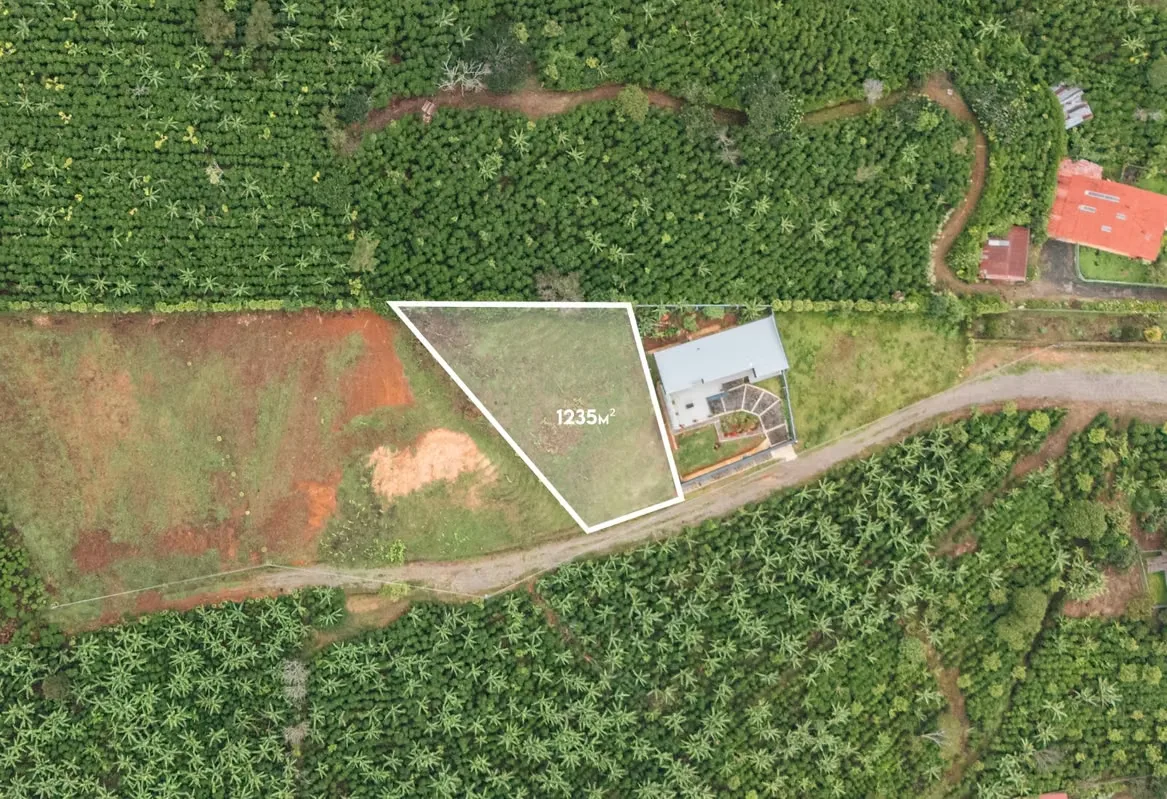 A pocos minutos del centro de Santa María de Dota se encuentra este lote de 1.235 m², una opción que combina cercanía, vistas y un entorno tranquilo rodeado por el paisaje rural ...