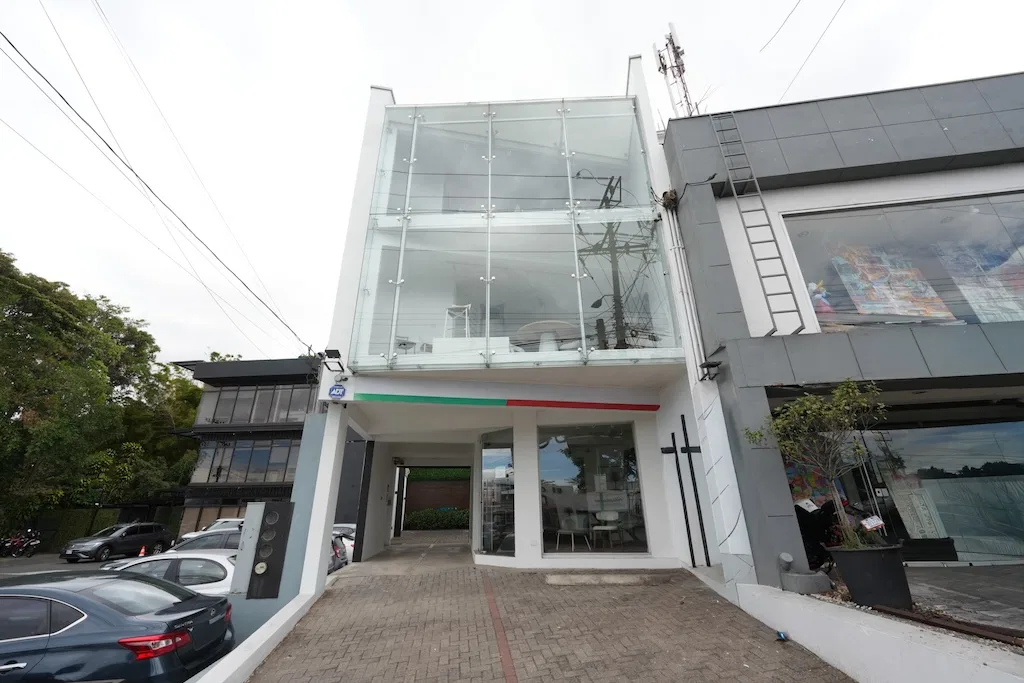 Local Comercial de 232m2 con Excelente Exposición Comercial en Escazú