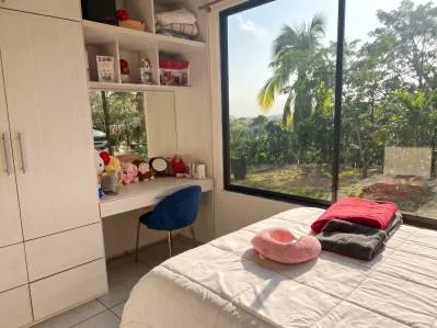 Oasis Privado : Casa Nueva de 3 Habitaciones con Vistas a la Montaña y Acceso al Río en Esparza.
