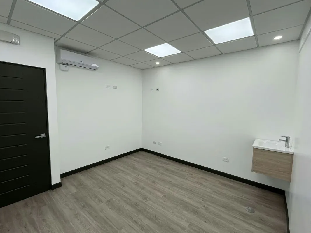 Abrir una oficina privada no tiene que representar una gran inversión. En una ubicación estratégica y de alta plusvalía, sobre la calle principal y contiguo al Automercado de Tres ..., photo 7