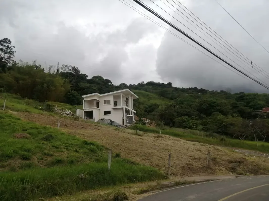 Excellent opportunity to build in a quiet mountain residential area, with pleasant climate and a few minutes from the centre of Escazu.