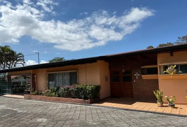 Casa de un sólo nivel en venta en San Miguel de Escazú. La propiedad tiene un lote de 1,023 mt2 y una construcción de 363 mt2. Propiedad con casa grande solida y ubicada en una zona ...