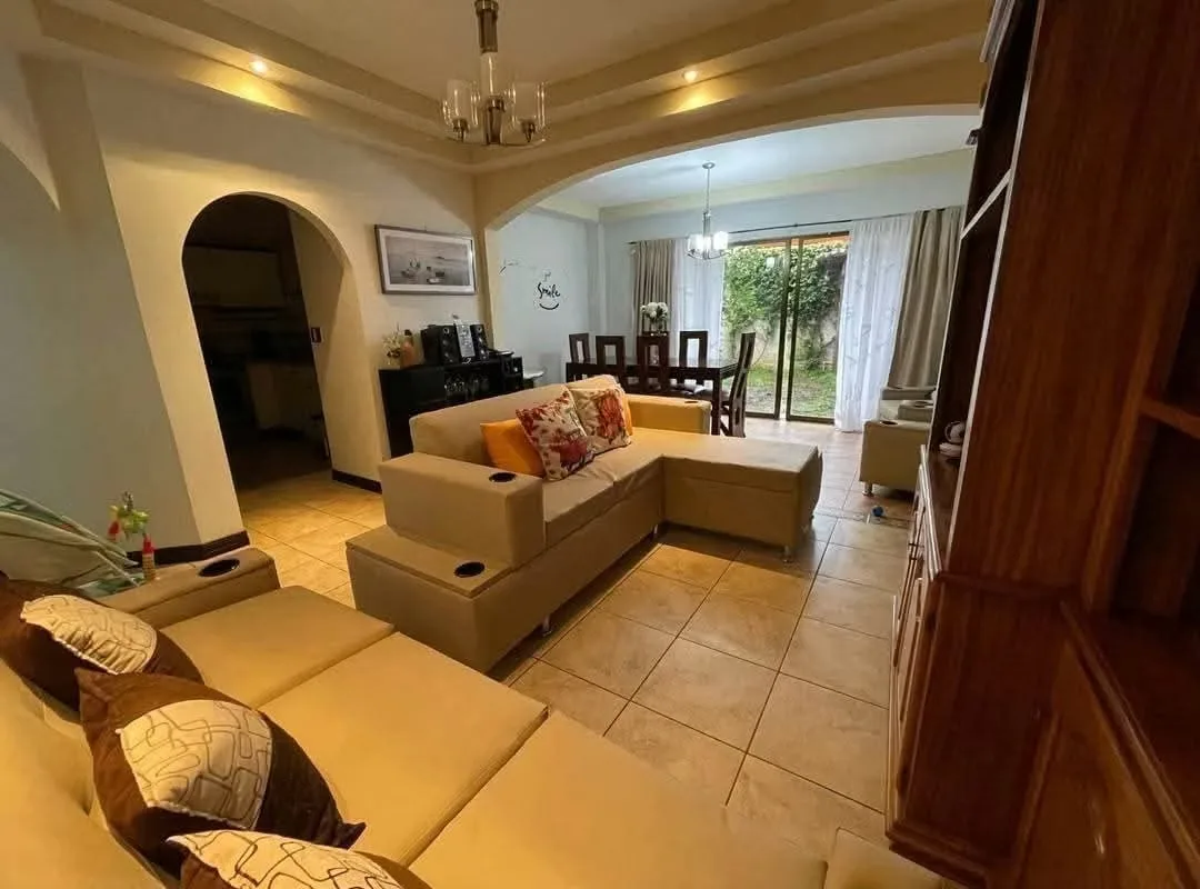Hermosa casa en alquiler, con amplios espacios y excelente distribución y acabados.