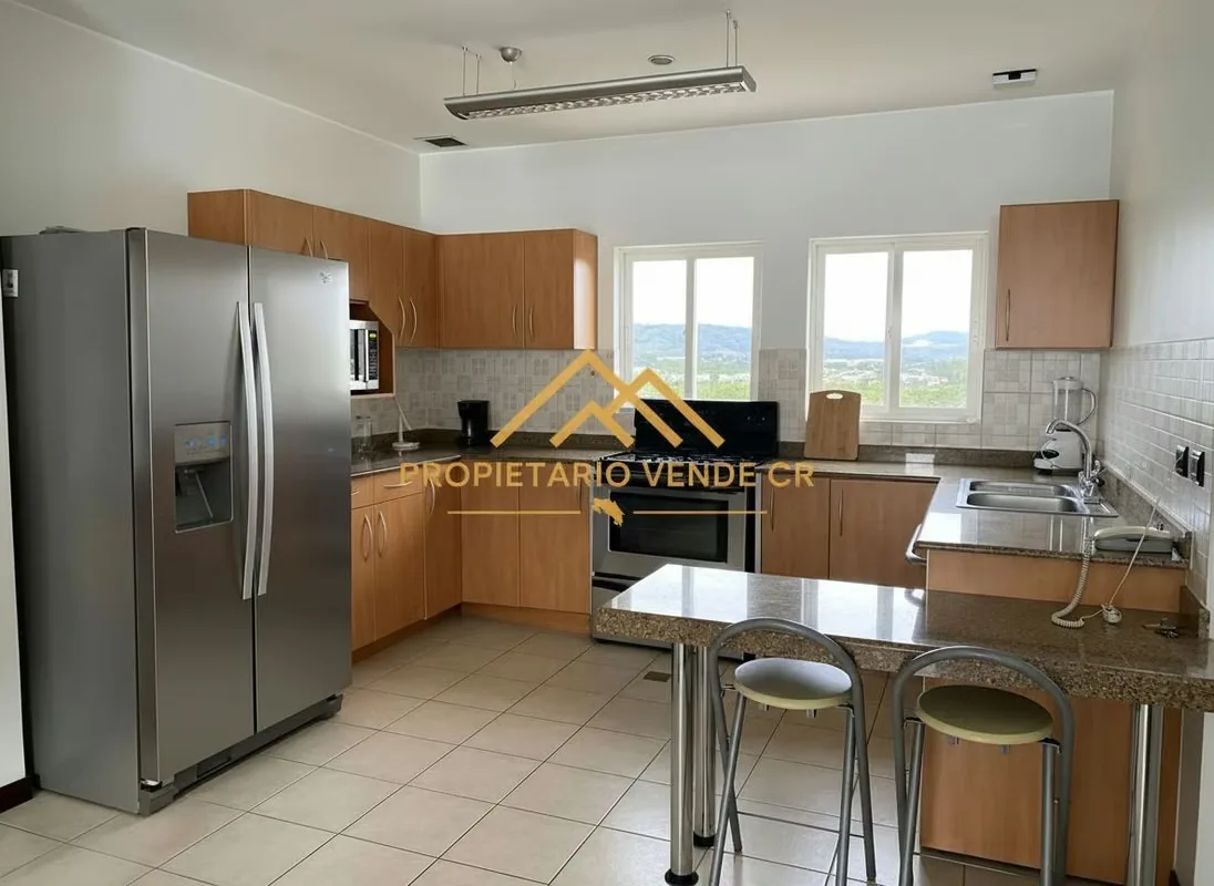 Apartamento amueblado en venta en Trejos Montealegre, Escazú: 2 habitaciones, 2 parqueos y vista a las montañas