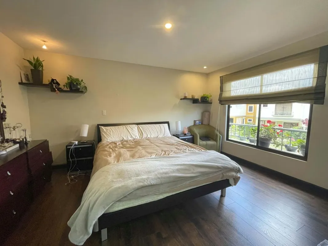 Venta de casa de dos plantas en condominio con espacio para estacionar hasta 4 vehículos. Al ingresar a la casa nos encontramos con medio baño para visitas, una pequeña bodega, ...