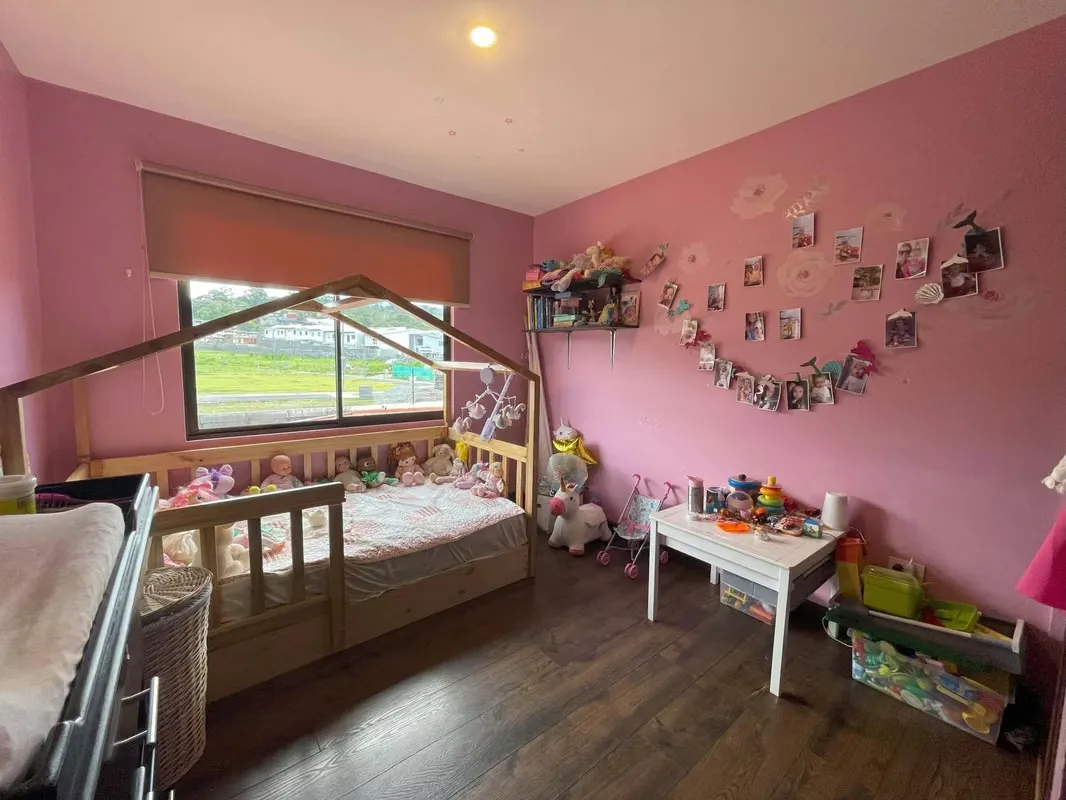 Venta de casa de dos plantas en condominio con espacio para estacionar hasta 4 vehículos. Al ingresar a la casa nos encontramos con medio baño para visitas, una pequeña bodega, ..., photo 3
