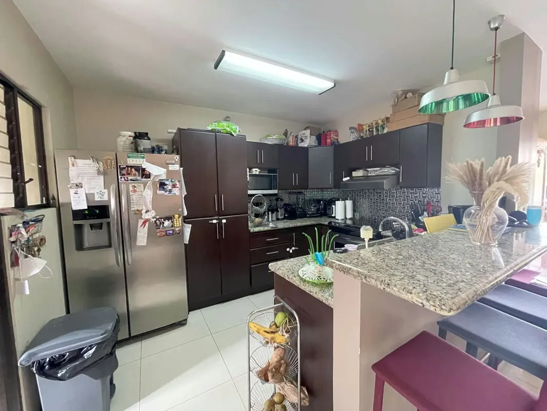 Venta de casa de dos plantas en condominio con espacio para estacionar hasta 4 vehículos. Al ingresar a la casa nos encontramos con medio baño para visitas, una pequeña bodega, ..., photo 4