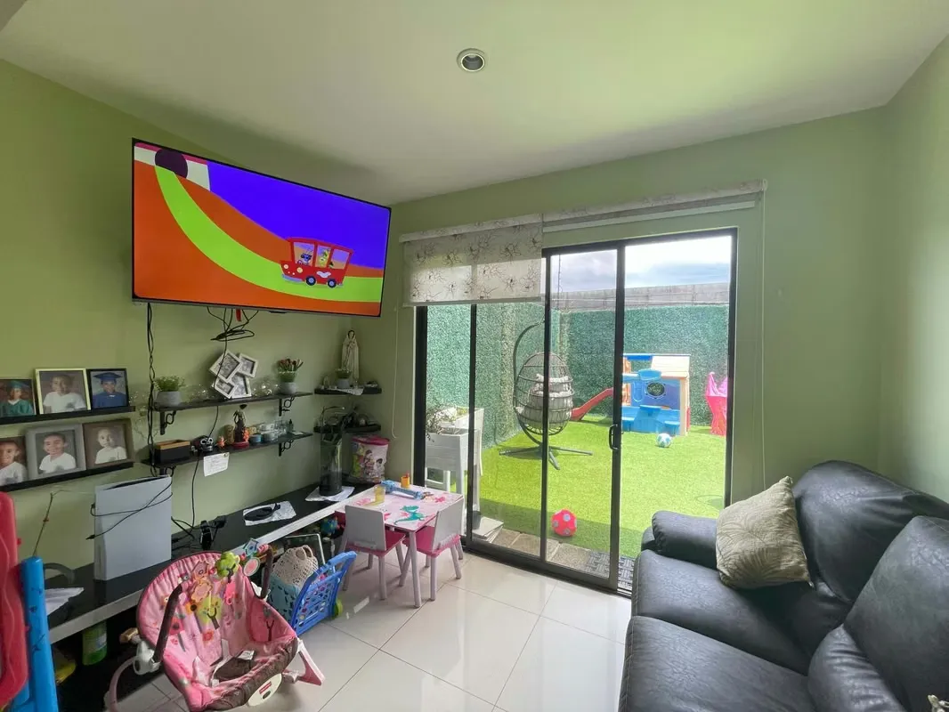 Venta de casa de dos plantas en condominio con espacio para estacionar hasta 4 vehículos. Al ingresar a la casa nos encontramos con medio baño para visitas, una pequeña bodega, ..., photo 5
