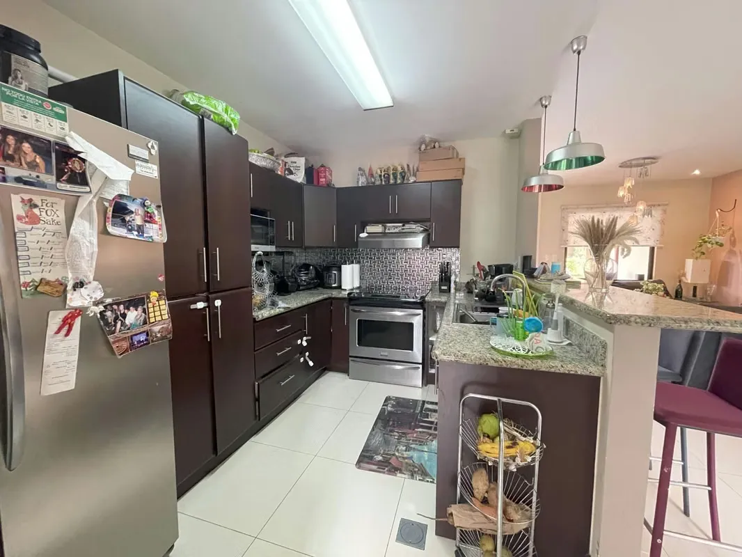 Venta de casa de dos plantas en condominio con espacio para estacionar hasta 4 vehículos. Al ingresar a la casa nos encontramos con medio baño para visitas, una pequeña bodega, ..., photo 6
