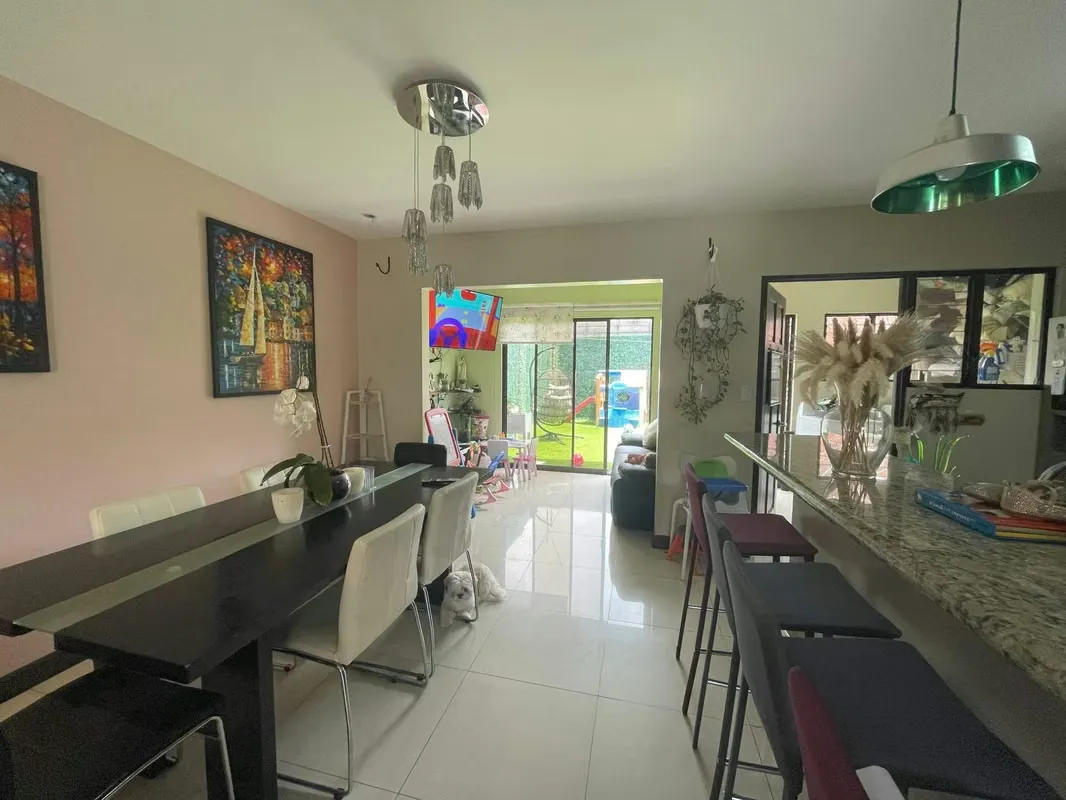 Venta de casa de dos plantas en condominio con espacio para estacionar hasta 4 vehículos. Al ingresar a la casa nos encontramos con medio baño para visitas, una pequeña bodega, ..., photo 7