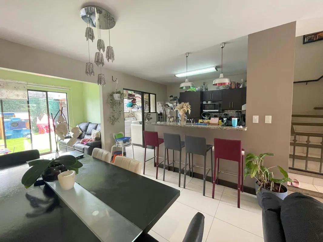 Venta de casa de dos plantas en condominio con espacio para estacionar hasta 4 vehículos. Al ingresar a la casa nos encontramos con medio baño para visitas, una pequeña bodega, ..., photo 8