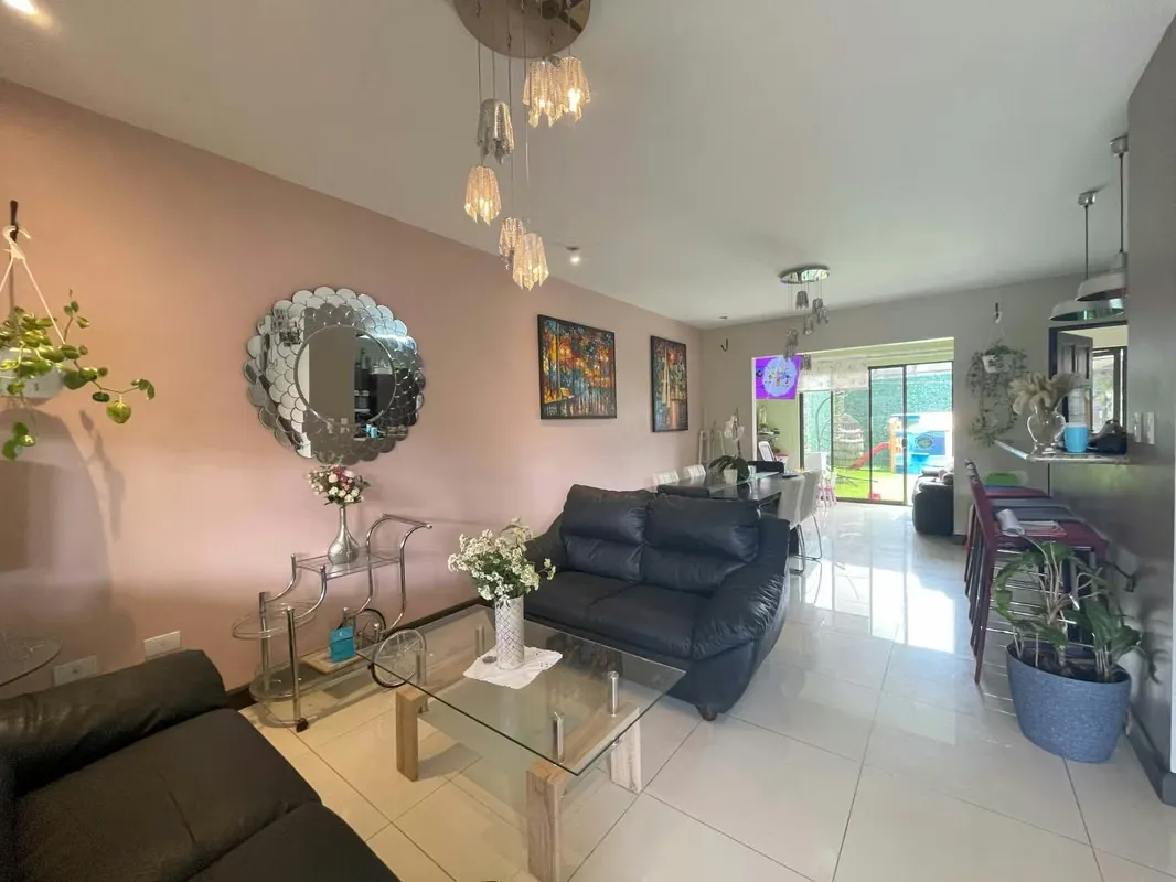 Venta de casa de dos plantas en condominio con espacio para estacionar hasta 4 vehículos. Al ingresar a la casa nos encontramos con medio baño para visitas, una pequeña bodega, ..., photo 9