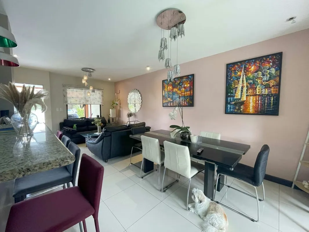 Venta de casa de dos plantas en condominio con espacio para estacionar hasta 4 vehículos. Al ingresar a la casa nos encontramos con medio baño para visitas, una pequeña bodega, ..., photo 10