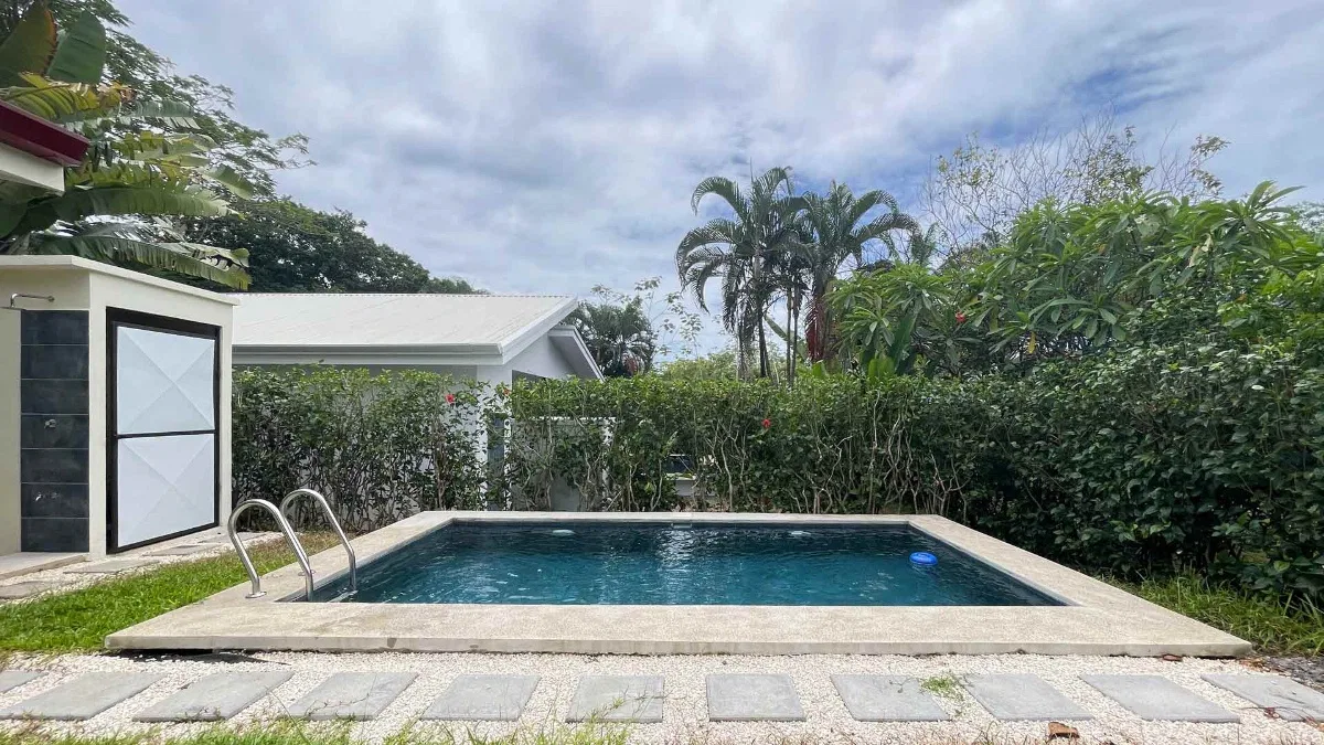 Casa nueva de una planta con piscina privada cerca de Playa Banderas - Venta en Parrita