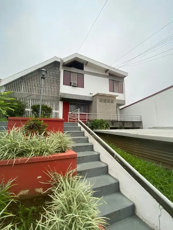 The building comprises four apartments and each of them has two bedrooms, a bathroom, a dining room with an integrated kitchen, a laundry room, a backyard and a front garden.