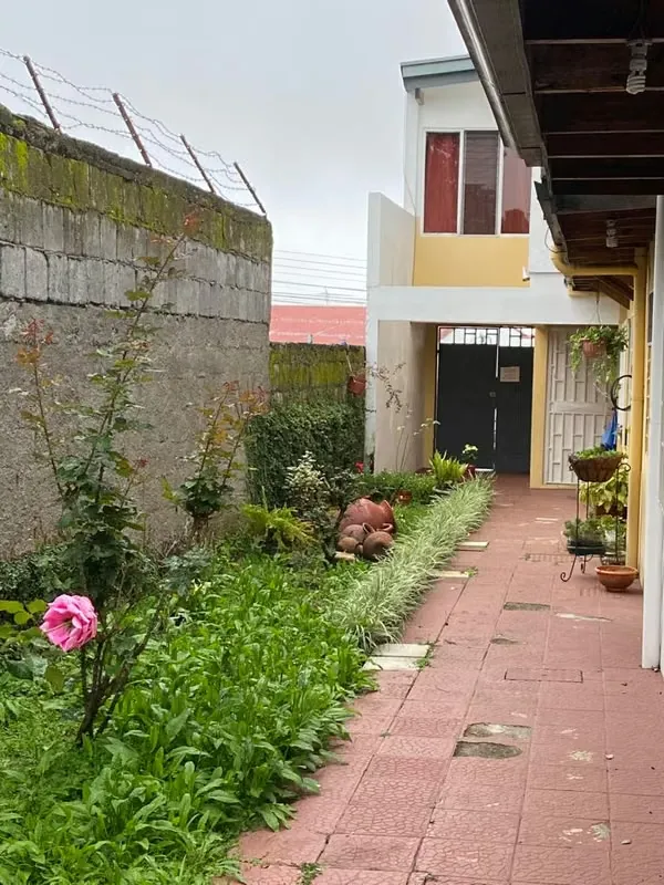 The building comprises four apartments and each of them has two bedrooms, a bathroom, a dining room with an integrated kitchen, a laundry room, a backyard and a front garden., photo 4