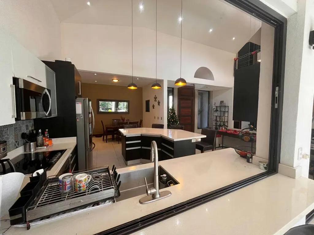 It has 2 floors, 5 rooms, 5 bathrooms, 2 parking spaces under roof (2+ outside), terrace and large front and rear gardens. First floor: Integrated reception, living room and dining ..., photo 3