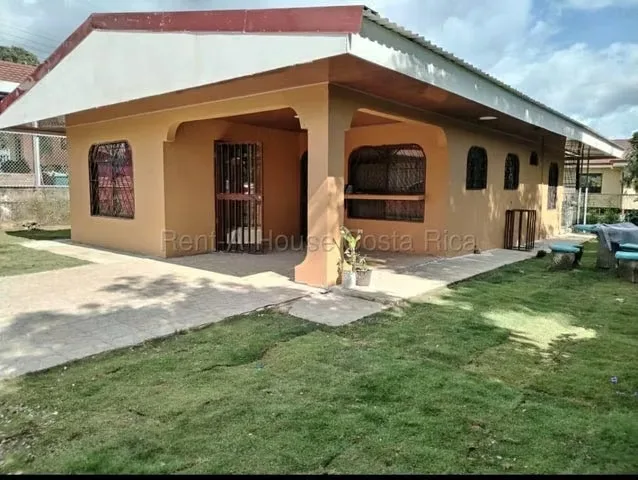 Casa en Venta | Amplio Terreno en el Centro de Río Claro de Golfito
