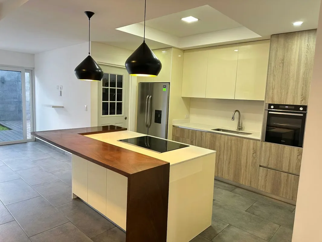 Casa en condominio ubicada en Pozos, Santa Ana, en una excelente zona residencial con seguridad 24/7.