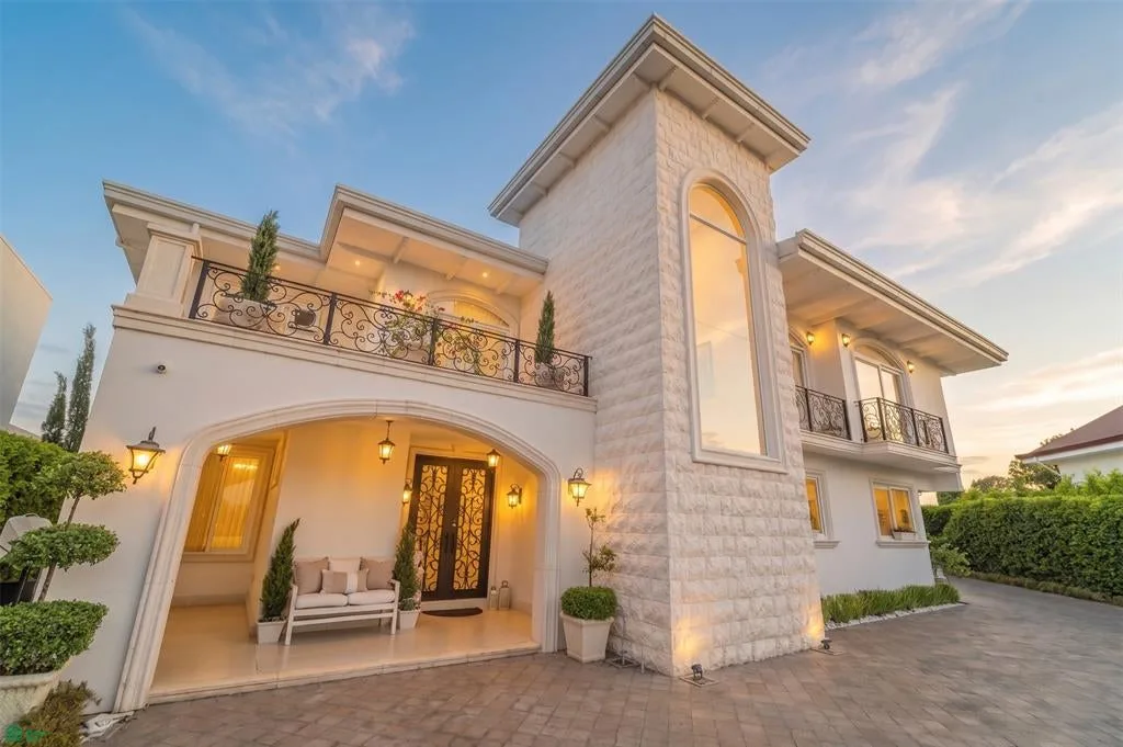 Residencia Neoclásica Moderna en Hacienda Los Reyes