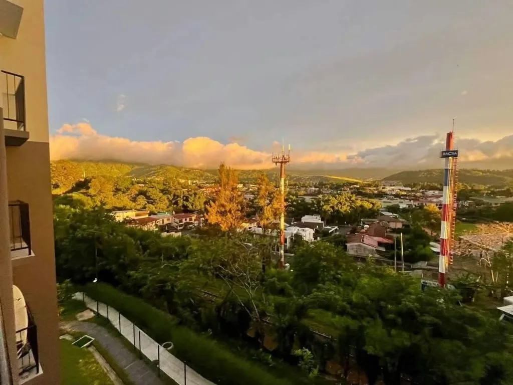 SE ALQUILA o SE VENDE Hermoso apartamento en KHAYA, en Cipreses de Curridabat.