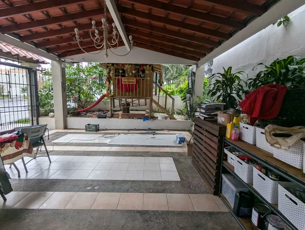 Beautiful corner house, next to a stream, which gives a relaxing sound that can be enjoyed on the terrace. Located in an urbanization with beautiful properties, the area is completely ..., photo 2