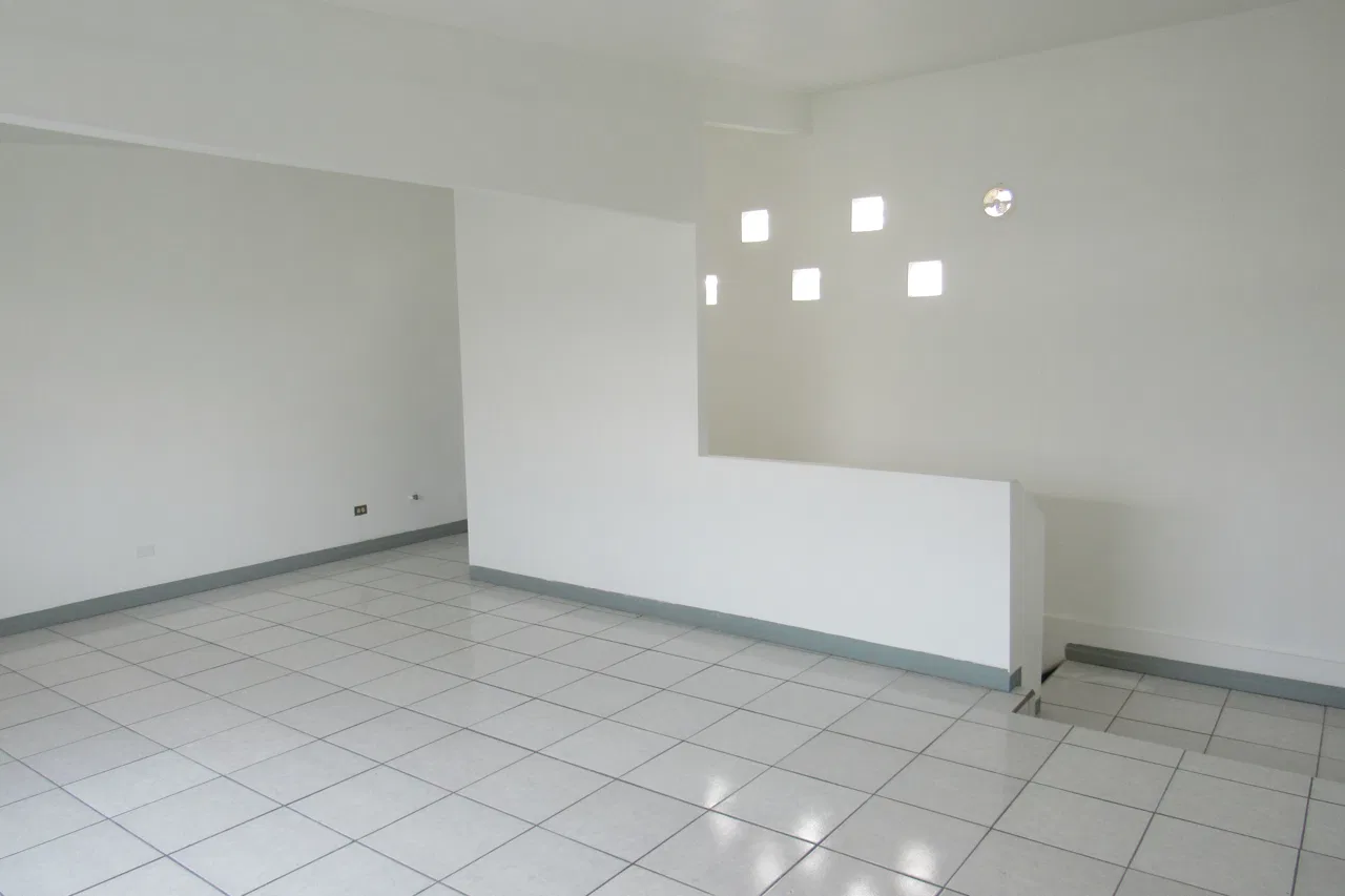 Oficinas / Locales comerciales 80m2 dos niveles en Pozos en calle sin salida - ¢520,000