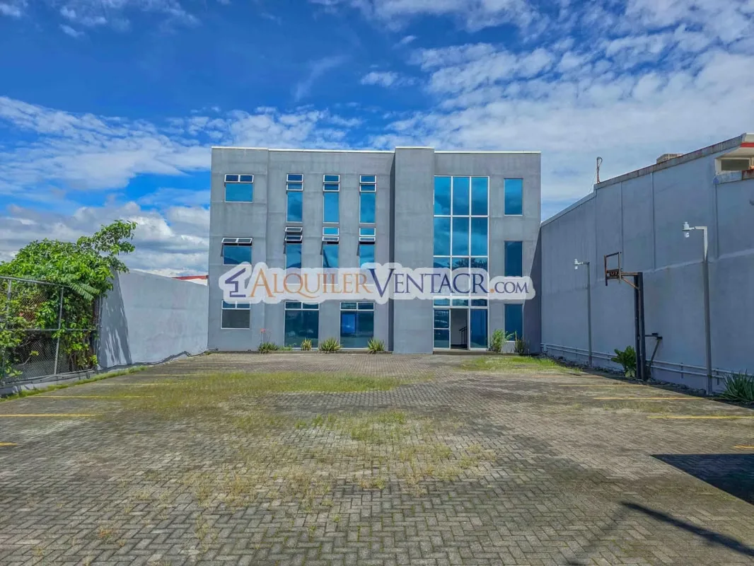 Alquilo o vendo Edificio para oficinas o comercio en Pozos de Santa Ana, es de 3 niveles, mide 951 m2 de construcción y 830 m2 de terreno, cuenta con 24 espacios de parqueos fijo, 8 ...